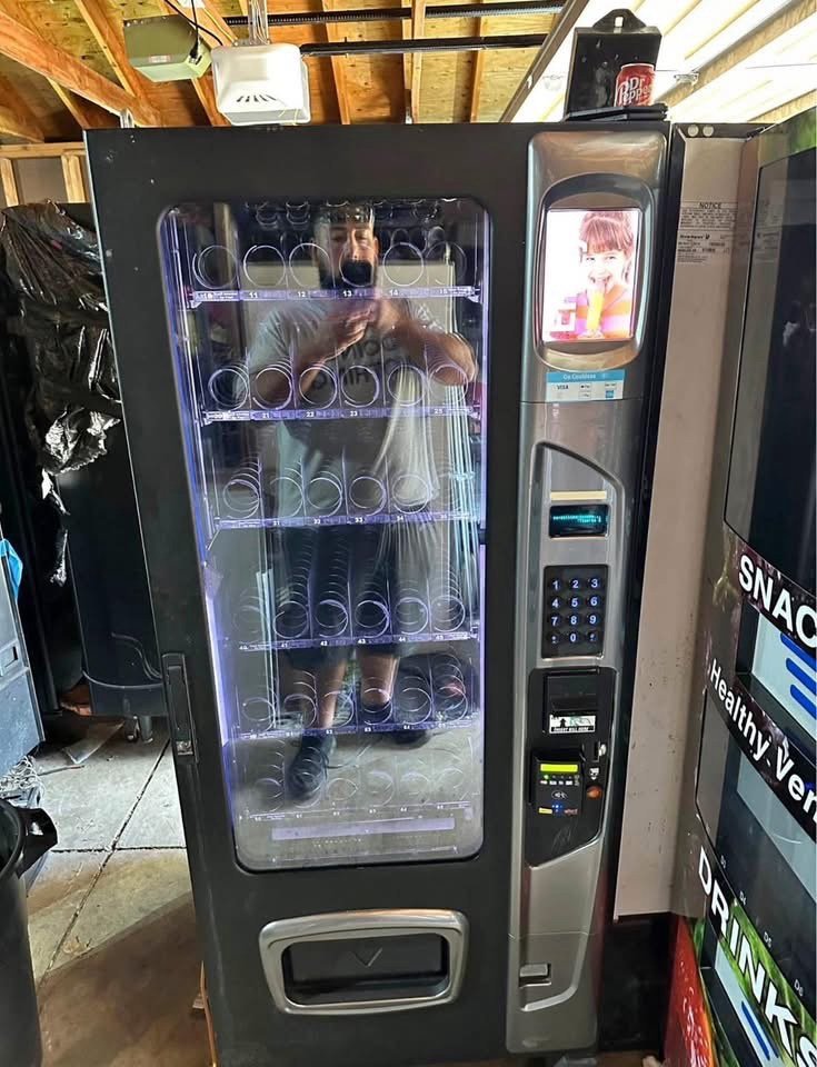 Used USI Frozen Vending Machine Model 3576 Used USI Frozen Vending Machine Model 3576