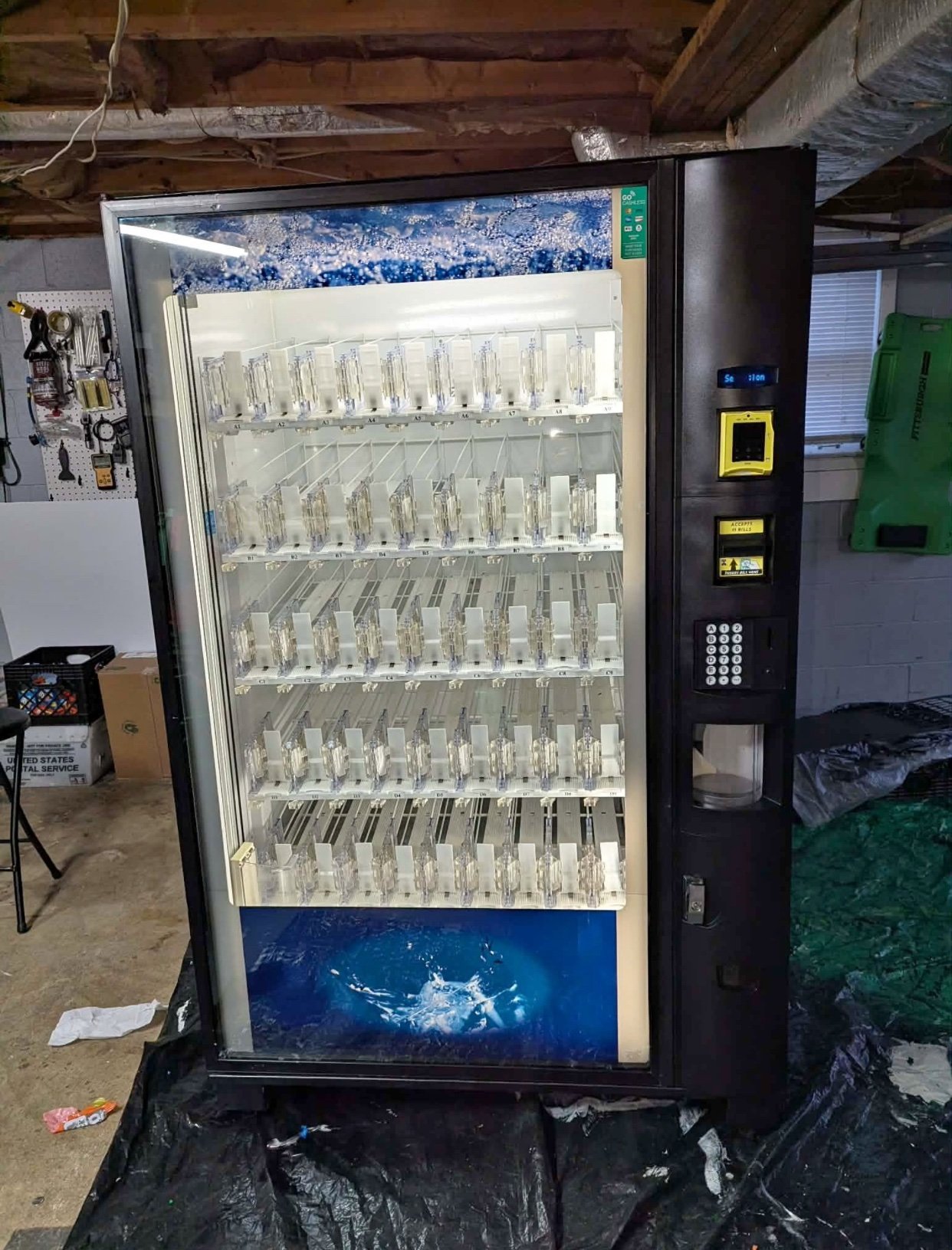 Used Dixie Narco BevMax 5800 Glass Front Elevator Machine Used Dixie Narco BevMax 5800 Glass Front Elevator Machine
