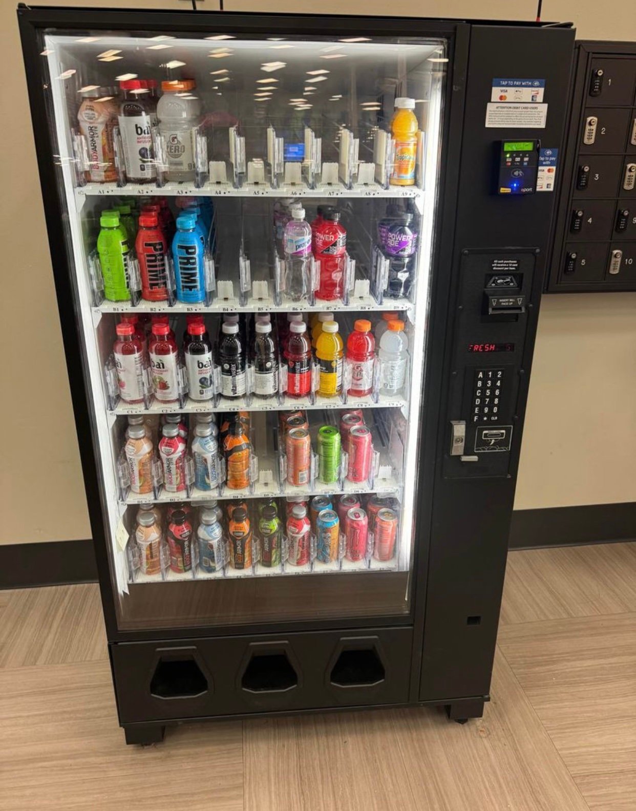 Used Dixie Narco BevMax 5591 Glass Front Beverage Machine Used Dixie Narco BevMax 5591 Glass Front Beverage Machine