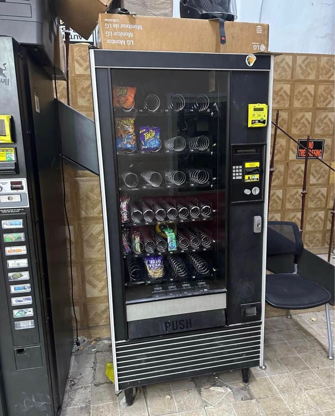 Used AP 121 Snack Vending Machine with Card Reader Used AP 121 Snack Vending Machine with Card Reader