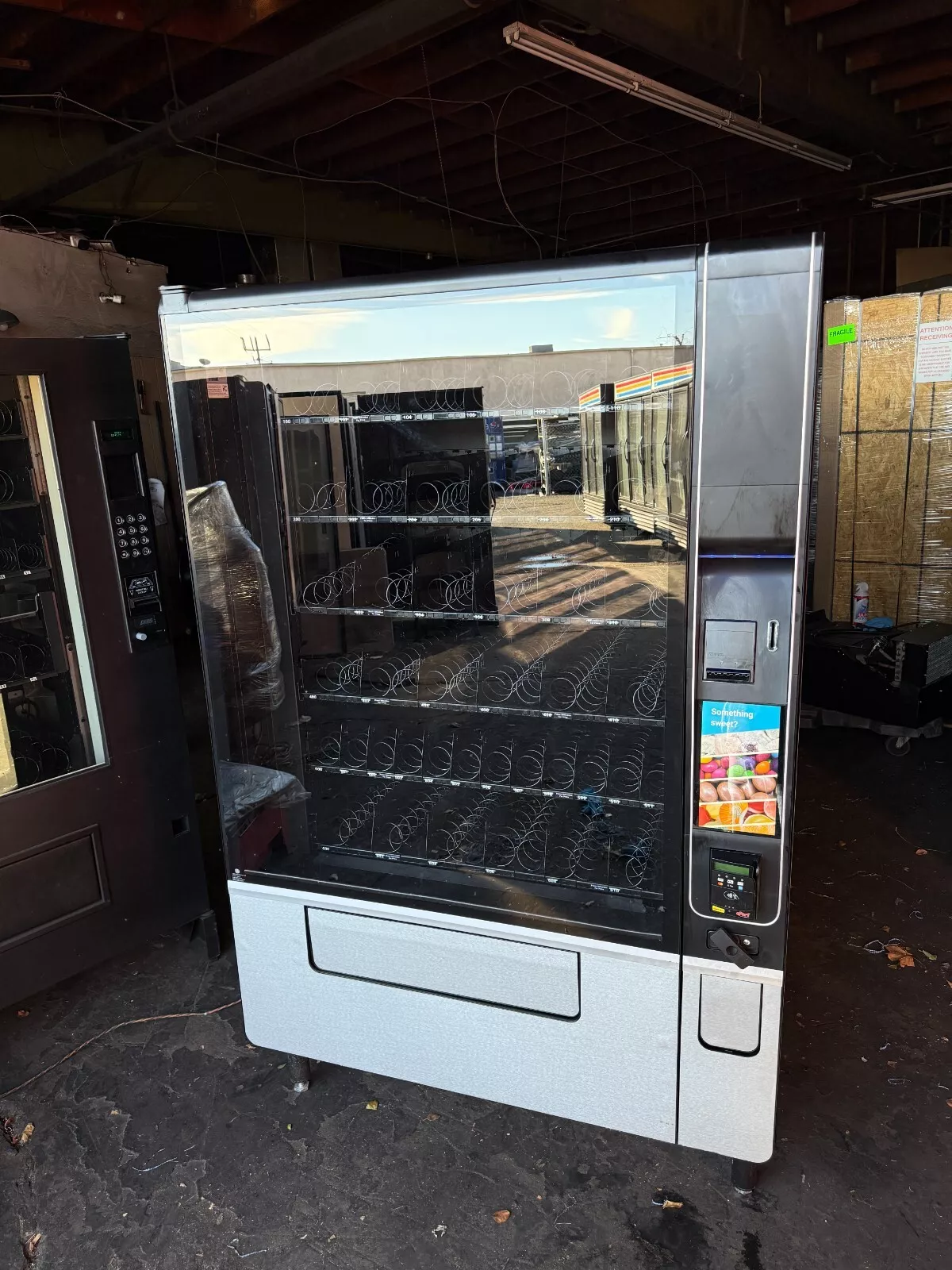 Refurbished USI Wittern Evoke 6 Snack Vending Machine Touchscreen Refurbished USI Wittern Evoke 6 Snack Vending Machine Touchscreen